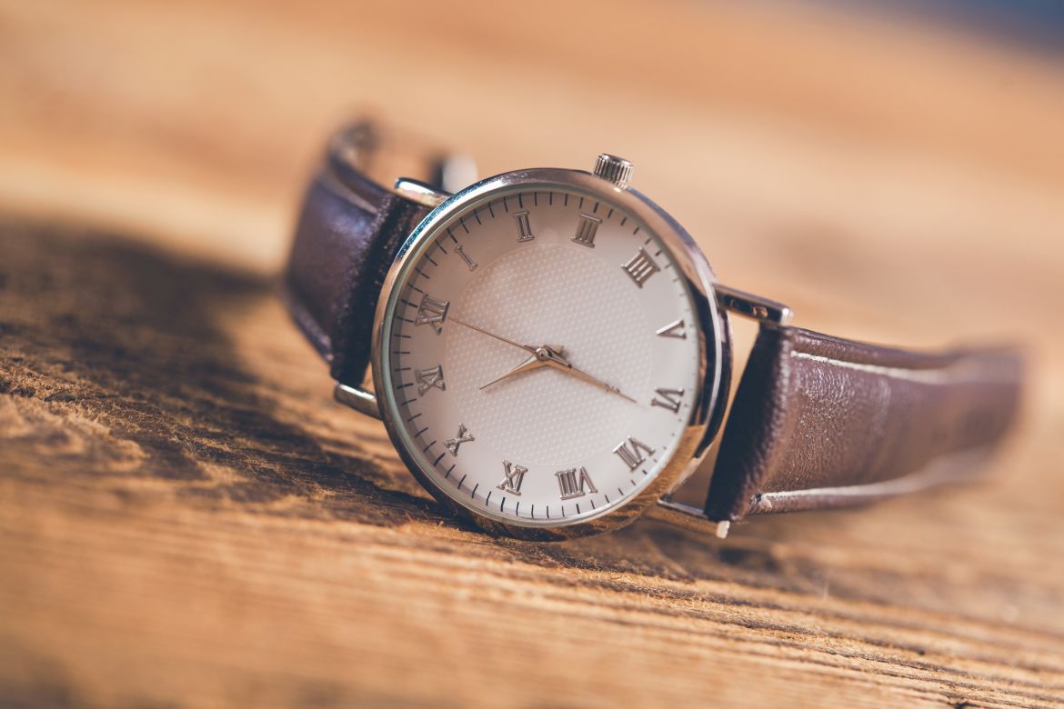 Męski zegarek w stylu retro. Jaki wybrać i jak go nosić?